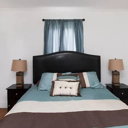 Cajun Stays - Cajun Hostel II - The Brown Room